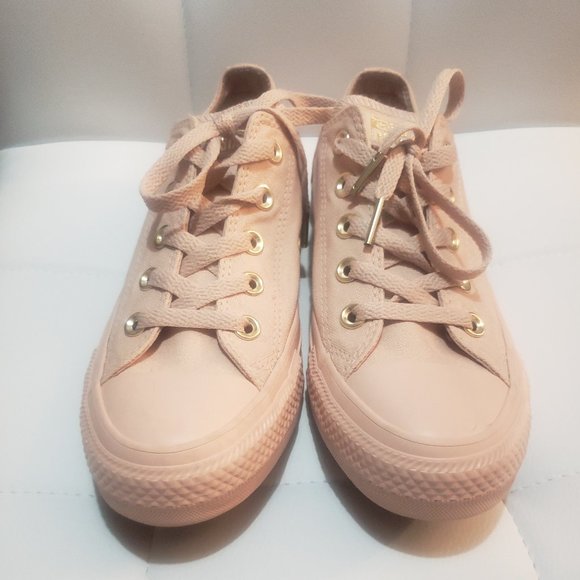 Converse Shoes - NEW Converse Chuck Taylor All Star Women's Size 6